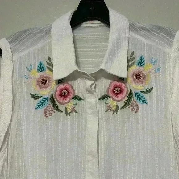 Chrysanthemum Women’s Embroidered Top Size Medium - Picture 3 of 5